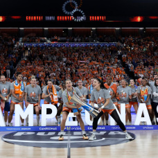 Valencia Basket Femenino levanta la copa de la Liga F Endesa