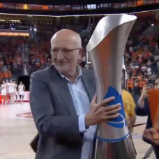 El presidente de Mercadona, Juan Roig, con la copa de la Liga F Endesa ganada por el Valencia Basket Femenino