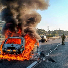 Las llamas devoran al vehículo en mitad de la A7.