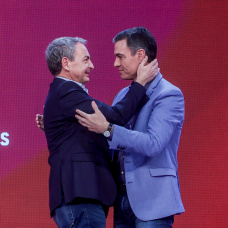 El expresidente del Gobierno, José Luis Rodríguez Zapatero, abraza a Pedro Sánchez cuando fue nombrado nuevo presidente de la Internacional Socialista.