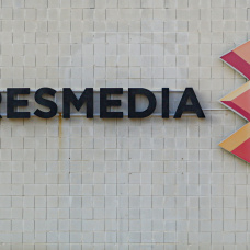 Letras y logo de Atresmedia en la fachada de la sede del grupo de comunicación en San Sebastián de los Reyes.