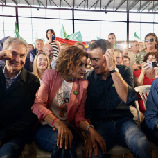 Acto electoral de  María Jesús Montero, acompañada por el secretario general del PSOE y presidente del Gobierno, Pedro Sánchez y el expresidente , José Luis Rodríguez Zapatero (1i), en Cártama (Málaga). A 1 de mayo de 2026 en Cártama, Málaga (Andalucía, España). María Jesús Montero ha contado este viernes que es el primer día de campaña electoral en Andalucía de cara a los comicios del día 17, con el respaldo del secretario general del PSOE y presidente del Gobierno, Pedro Sánchez, y de quien ocupara esos mismos cargos en una etapa anterior José Luis Rodríguez Zapatero, que la han acompañado en un mitin en Cártama (Málaga).

Álex Zea / Europa Press
01/5/2026
