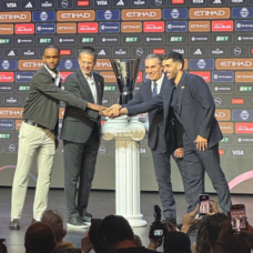 Jean Montero y Pedro Martínez junto a Sergio Scariolo y Facu Campazzo en la rueda de prenda previa al partido de semifinales de la Euroliga entre Valencia Basket y Real Madrid