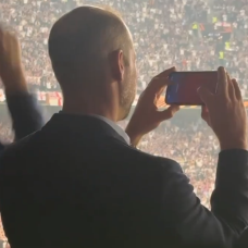 El Príncipe Guillermo con el móvil grabando al Aston Villa.