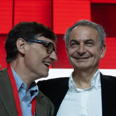 El líder del PSC, Salvador Illa y el expresidente del Gobierno, José Luis Rodríguez Zapatero, durante la apertura del 15 Congreso del PSC en 2024.