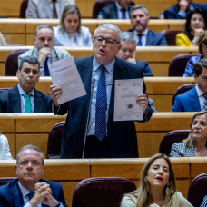 El senador del PP Francisco Bernabé vuelve a mostrar una bolsa con arena tóxica procedente de la bahía murciana de Portmán para denunciar la situación medioambiental de la zona, durante una sesión plenaria en el Senado, a 26 de mayo de 2026, en Madrid (España). Además de las acusaciones al Gobierno por el expresidente Zapatero, el Pleno del Senado acoge preguntas al Gobierno sobre Correos en El Hierro, grandes infraestructuras, economía familiar y financiación de ayuntamientos. También incluye interpelaciones sobre la crisis en Sudán y la lucha contra el crimen organizado. La oposición lleva mociones de censura política a la gestión del Gobierno, sobre presupuestos, corrupción y transporte ferroviario.

Ricardo Rubio / Europa Press
26 MAYO 2026;SENADO;SENADOR;SENADORES;PLENO;SESIÓN PLENARIA;MINISTRO;POLÍTICA;EXPRESIDENTE;
26/5/2026