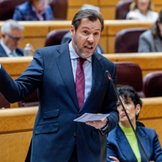 (Foto de ARCHIVO)
El ministro de Transportes y Movilidad Sostenible, Óscar Puente, interviene durante una sesión plenaria del Senado, a 12 de mayo de 2026, en Madrid (España). La sesión de hoy incluye preguntas al Gobierno sobre el accidente ferroviario de Adamuz, la regularización de inmigrantes y la falta de transparencia del Ejecutivo, además de interpelaciones sobre fiabilidad ferroviaria, la situación en Sudán y mociones sobre vivienda asequible e investigación oncológica.

Ricardo Rubio / Europa Press
12 MAYO 2026;POLÍTICA;POLÍTICOS;SENADO;SENADORES;MINISTROS;SESIÓN DE CONTROL;
12/5/2026