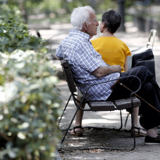 Un pensionista descansa en un banco de un parque de Madrid.
Eduardo Parra / Europa Press
19 julio 2019