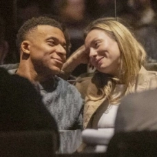 Kylian Mbabppé y Ester Expósito.