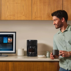 Una persona interactúa con Alexa+.
REMITIDA / HANDOUT por AMAZON.
23/4/2026