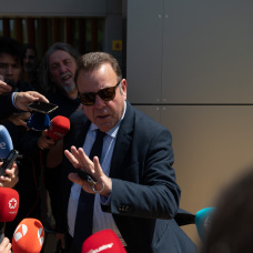 El abogado de David Sánchez, Emilio Cortés, atiende a los medios de comunicación tras salir del Juzgado de Instrucción número 3 de Badajoz.