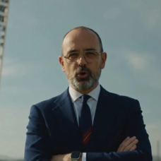 Risto Mejide, presentador de 'Todo es mentira', durante el vídeo generado por IA del programa en el que dan "la lista de imputados de Pedro Sánchez".