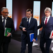 El candidato de VOX a la Presidencia de Castilla y León, Carlos Pollán; el candidato del PP, Alfonso Fernández Mañueco y el candidato del PSOE, Carlos Martínez, tras el primer debate de las elecciones autonómicas.