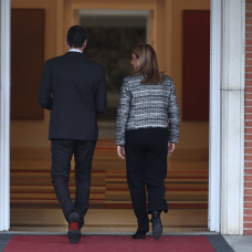 El presidente del Gobierno, Pedro Sánchez, recibe a la portavoz de Coalición Canaria en el Congreso, Cristina Valido, en el Palacio de la Moncloa.