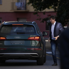 El hermano de Pedro Sánchez, David Sánchez, a su llegada a la Audiencia Provincial de Badajoz, a 28 de mayo de 2026, en Badajoz, Extremadura (España). El juicio al hermano de Pedro Sánchez y otros diez investigados, entre ellos el exsecretario general del PSOE de Extremadura y expresidente de la Diputación de Badajoz, Miguel Ángel Gallardo, por los presuntos delitos de prevaricación administrativa y tráfico de influencias, arranca hoy en la Audiencia Provincial de Badajoz, con las cuestiones previas. El juicio dirimirá durante la próxima semana si la contratación de David Sánchez-Pérez Castejón en 2017 en la Diputación de Badajoz como coordinador de actividades musicales de los conservatorios, cumplió todos los requisitos legales o fue un caso de presunto enchufismo.

Andrés Rodríguez / Europa Press
28/5/2026