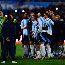 BUENOS AIRES, ARGENTINA - SEPTEMBER 04: Players of Argentina celebrate winning the South American FIFA World Cup 2026 Qualifier match between Argentina and Venezuela at Estadio Más Monumental Antonio Vespucio Liberti on September 04, 2025 in Buenos Aires, Argentina. (Photo by Marcelo Endelli/Getty Images)