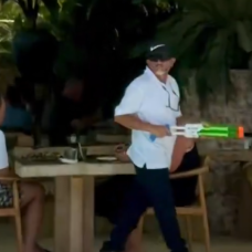 El trabajdor, espantando pájaros en el restaurante.