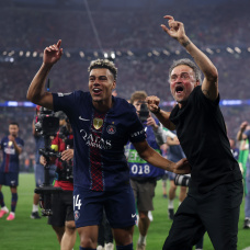 Desire Doue y Luis Enrique celebran la conquista de la Champions del PSG
