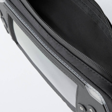 La bandolera PSP de Zara incorpora un compartimento principal con cremallera y un diseño inspirado en la mítica consola portátil.