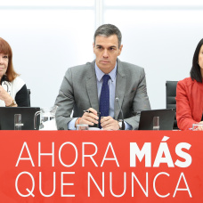 La presidenta del PSOE, Cristina Narbona, el presidente del Gobierno, Pedro Sánchez y la secretaria de Organización del PSOE, Rebeca Torró Soler, durante una reunión en la sede federal del partido