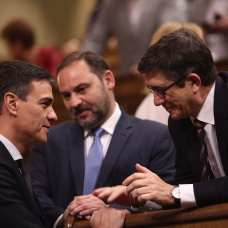 Pedro Sánchez, Patxi López y José Luis Ábalos charlan en el Congreso el día de la moción de censura contra Rajoy el 1 de junio de 2018.