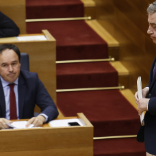 El president de la Generalitat, Juanfran Pérez Llorca (i), y el síndic del grupo parlamentario VOX, José María Llanos (d)