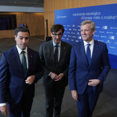 El presidente de la Generalitat, Salvador Illa, el Lehendakari, Imanol Pradales, y el presidente de la Xunta, Alfonso Rueda, durante la sesión 'España, territorio y liderazgo: La visión de los presidentes autonómicos', en la 41 Reunió Cercle d'Economia, en el Palau de Congressos de Catalunya, a 2 de junio de 2026, en Barcelona, Catalunya (España). Con el lema ‘Autonomía estratégica de Europa: ¿mito o realidad?’, la 41 Reunió del Cercle d’Economia 2026 se celbra entre el 1 y el 3 de junio para abordar las capacidades reales de la UE para no quedar subordinada ni a Estados Unidos ni a China en un contexto de reconfiguración geopolítica, guerras, crisis energética y avance acelerado de la inteligencia artificial.

David Zorrakino / Europa Press
02/6/2026