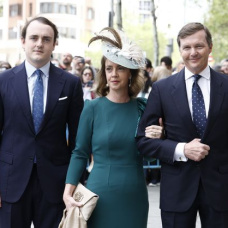 Pedro de Borbón-Dos Sicilias, con su mujer, Sofía Landaluce, y su hijo Jaime, duque de Noto