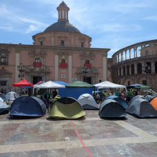 Acampada por la educación pública en la Plaza de la Virgen de Valencia.