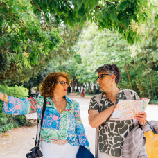 Jubilados que disfrutan de la vida viajando en grupo