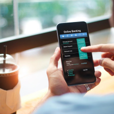 Un usuario maneja la app de se cuenta bancaria online
