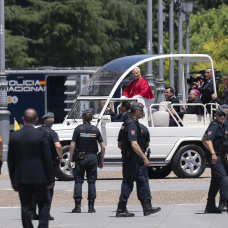 El Papa León XIV saluda desde el papamóvil en Madrid