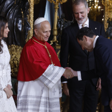(Foto de ARCHIVO)
El Rey Felipe VI; la Reina Letizia; la Princesa Leonor; y la Infanta Sofía, junto con el presidente en funciones de la Junta de Andalucía, Juanma Moreno, asisten a la ceremonia de bienvenida al Papa León XIV en el Palacio Real, a 6 de junio de 2026, en Madrid (España). La recepción reúne a las máximas autoridades del Estado y de la Iglesia católica en España y marca el inicio oficial de la agenda del pontífice en el país.

J.J. Guillén / EFE / Pool
06 JUNIO 2026 VISITA PAPAL
06/6/2026