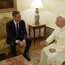 Pedro Sánchez y el Papa León XIV en la Nunciatura