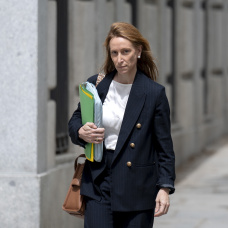 La abogada de Koldo García, Leticia de la Hoz, a su llegada al Tribunal Supremo, a 21 de abril de 2026, en Madrid (España). Los acusados se sientan desde el pasado 7 de abril en el banquillo del Tribunal Supremo por presuntas irregularidades en los contratos de mascarillas adjudicados desde el Ministerio de Transportes durante la pandemia. Tanto Ábalos como Koldo se encuentran en prisión provisional desde el pasado 27 de noviembre y se declaran inocentes, asegurando en sus escritos de defensa que no cometieron ningún delito, sin embargo, Anticorrupción alega que Ábalos, Koldo y Aldama "convinieron" aprovecharse del cargo del entonces ministro -desde junio de 2018- para "favorecer", "a cambio del correspondiente beneficio económico" de los tres, la contratación con la Administración "en cuantas ocasiones hubiera oportunidad, por empresas cuyos intereses captaría y promovería" el empresario.

Alberto Ortega / Europa Press
21/4/2026