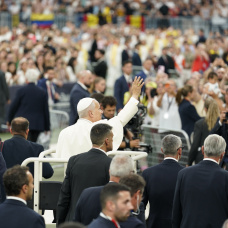 El Papa León XIV a su llegada al encuentro con la comunidad diocesana, en el Estadio Bernabéu.