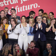 Foto de familia durante la clausura de la Asamblea Estatal de Sumar, en el Teatro Alcázar, a 30 de marzo de 2025, en Madrid (España). Movimiento Sumar ha celebrado este fin de semana su Asamblea Estatal bajo el lema ‘Construir juntas, ganar el futuro’. Ayer, 29 de marzo, el 93% de los delegados en la asamblea de Sumar eligieron como nuevos coordinadores generales a la hasta ahora secretaria de Organización, Lara Hernández, y al portavoz económico, Carlos Martín.

Jesús Hellín / Europa Press
30 MARZO 2025;ASAMBLEA;SUMAR;COORDINADORES;ESTATAL;POLÍTICA
30/3/2025