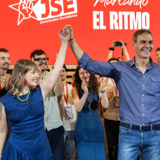La secretaria general de Juventudes Socialistas de España (JSE), Aránzazu Figueroa, con Pedro Sánchez