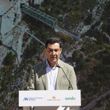 El presidente en funciones de la Junta de Andalucía, Juanma Moreno, asiste al acto inaugural del puente colgante del Caminito del Rey en Ardales (Málaga).