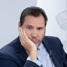 El ministro de Transportes y Movilidad Sostenible, Óscar Puente, durante la rueda de prensa posterior al Consejo de Ministros, en el Palacio de la Moncloa, a 9 de junio de 2026, en Madrid (España). Esta medida destinará 168 millones a mejorar la eficiencia energética en centros sanitarios y hospitales, mientras que los 200 millones restantes protegerán los centros educativos frente a la emergencia climática.

Alberto Ortega / Europa Press
09/6/2026