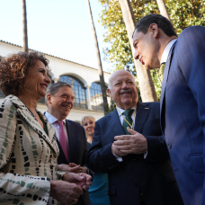 La secretaria general del PSOE-A, María Jesús Montero, y el presidente en funciones de la Junta y líder del PP-A, Juanma Moreno, durante el acto del Día de Andalucía en el Parlamento.