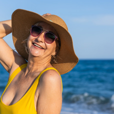 Una mujer toma el sol protegida por un sombrero ancho