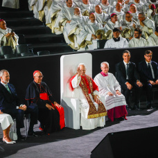 El Papa León XIV (c) bendice la Torre de Jesucristo en la Basílica de la Sagrada Familia, a 10 de junio de 2026, en Barcelona,
