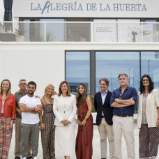 María José Catalá visita el renovado restaurante La Alegría de la Huerta en la playa de la Malva-rosa.