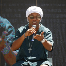 El ex futbolista Ronaldinho, en un acto público en 2024.