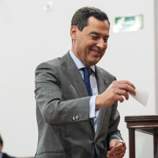 El presidente en funciones de la Junta de Andalucía, Juanma Moreno, en la elección del presidente del Parlamento andaluz.