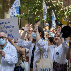 Médicos y facultativos durante una concentración frente a la Consejería de Sanidad.