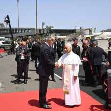 El Rey Felipe VI y el Papa León XIV conversan durante la celebración de la ceremonia oficial de despedida al Papa León XIV, en el Aeropuerto Internacional de Tenerife.