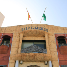 Fachada principal de los juzgados de Vera.