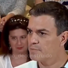 Leire Díez detrás de Pedro Sánchez durante un mitin del líder del PSOE en 2018.
